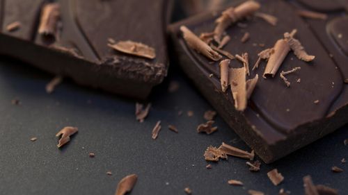 Lot de ciocolată amăruie cu migdale şi sare de mare, retras din magazinele Mega Image întrucât ar putea conţine pietre de mici dimensiuni