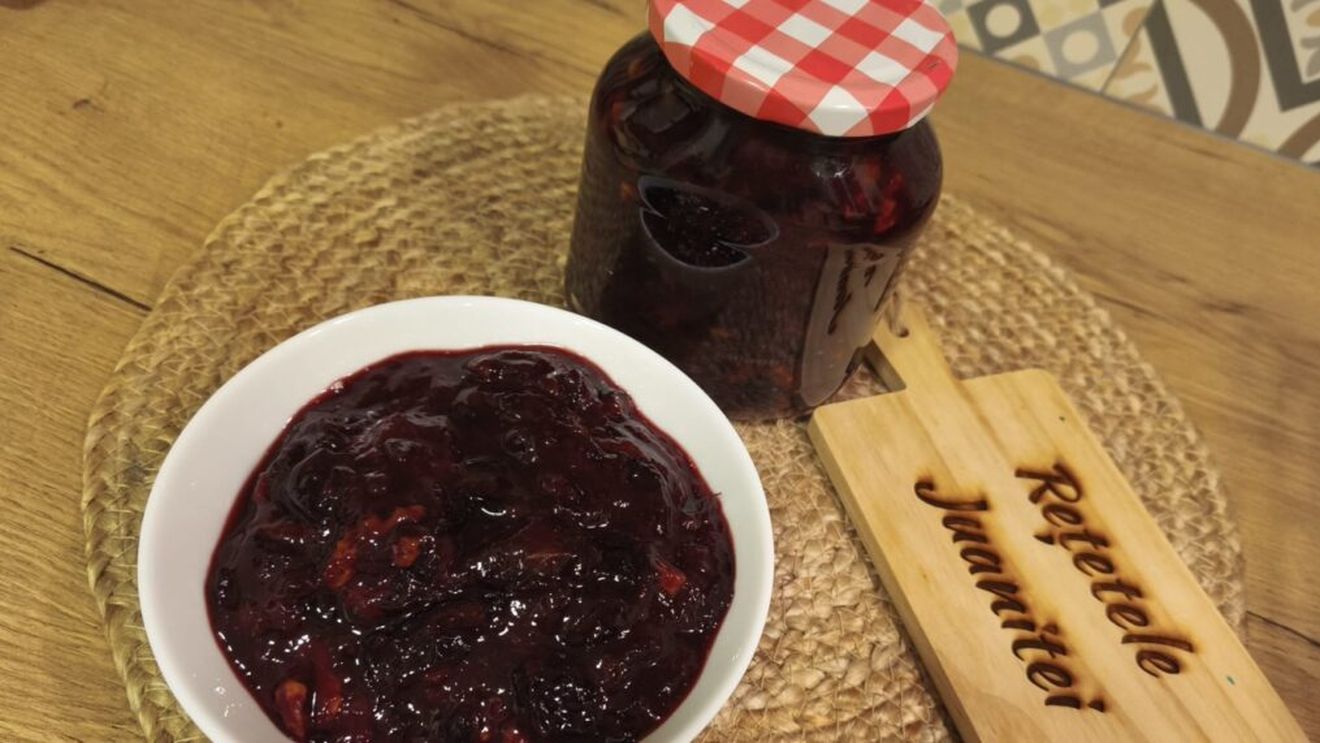 VIDEO FOTO | Rețetele Juanitei | Gem de prune cu nuci coapte, totul la cuptor/ Arome de toamnă într-un preparat realizat după o rețetă extrem de simplă/ Gemurile fierte ore în șir sunt istorie