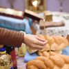 Moșii de toamnă 2026. Când este Sâmbăta Morților și ce alimente se pun în pachetele de pomană
