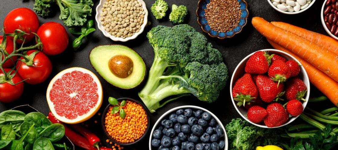 Speli fructele și legumele doar cu apă? Folosești săpun ca să le cureți? Iată de ce spune un inginer alimentar că procedezi foarte greșit