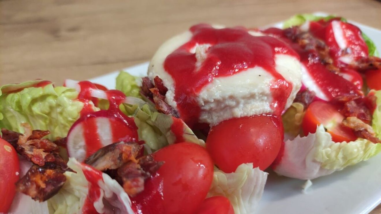 Idei de cină: Salată cu brânză de capră și sos din fructe de pădure/ Este un preparat tipic mediteraneean, în care se îmbină verdețuri, fructe, carne și brânză/ Rețetele Juanitei