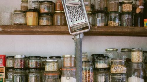 12 alimente ieftine și sănătoase care rezistă ani de zile în cămară / Ce merită să ai mereu în casă, potrivit specialiștilor în nutriție