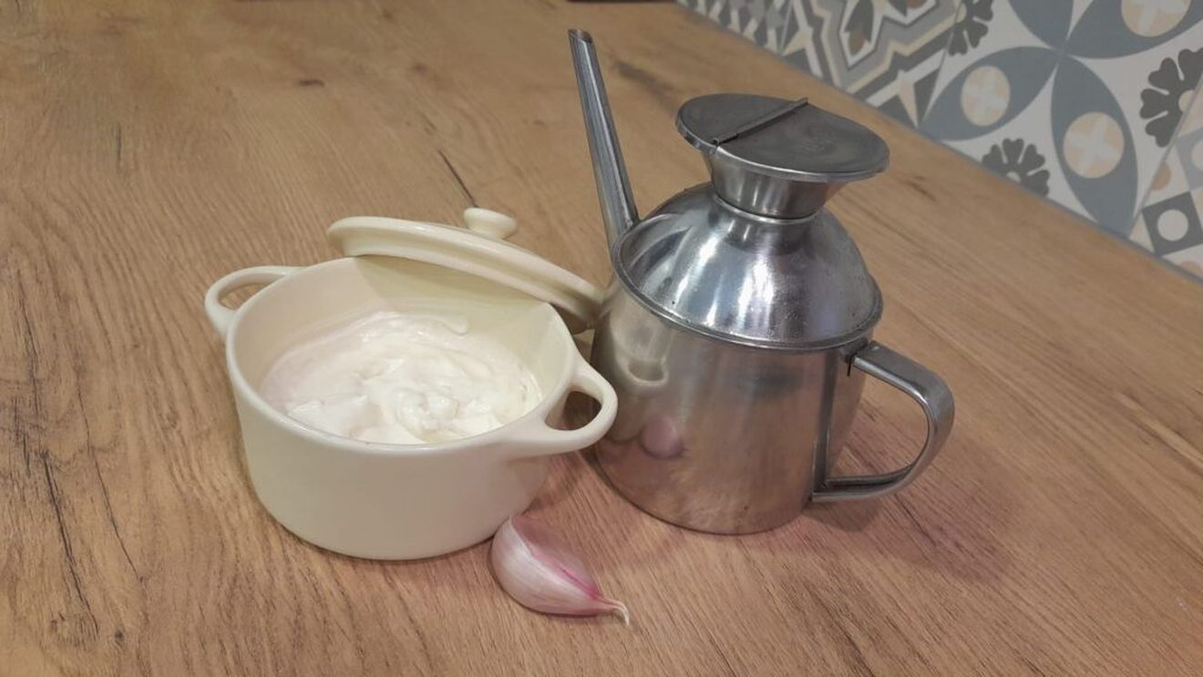 VIDEO Alioli, maioneza spaniolă cu usturoi. Se prepară într-un minut și este delicioasă cu pește, carne sau legume