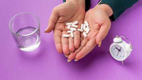 Ce alegi pentru somn: melatonină sau magneziu / Care este cea mai bună variantă, depinde de cauză / Specialiștii spun că unul reglează ritmul de somn, iar celălalt susține relaxarea