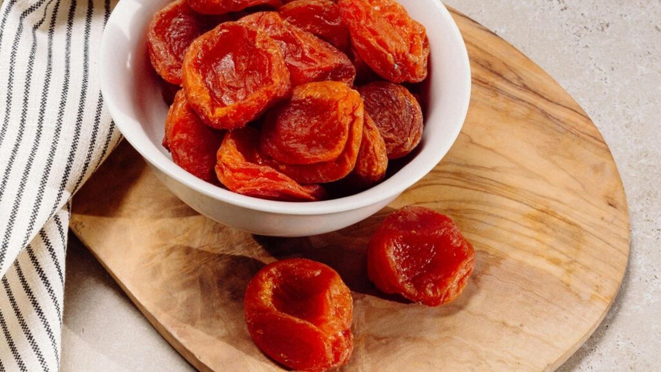 7 motive pentru care caisele uscate ar trebui să facă parte din dieta ta/ Consumate cu moderație, acestea sunt benefice și îți întrețin sănătatea pielii, ochilor, ficatului și nu numai