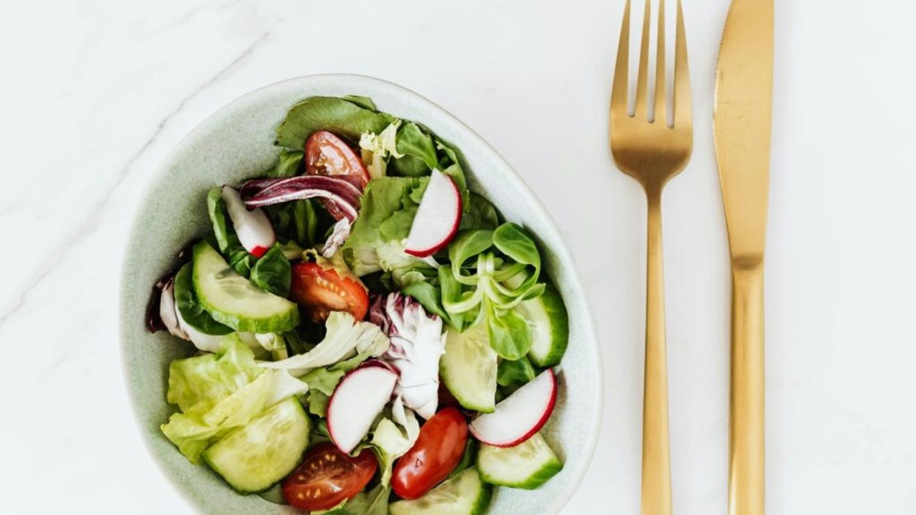 Castraveții pot fi gătiți? Îi adorăm în salate și sandvișuri, dar ce părere ai despre a-i adăuga într-un stir-fry? O nutriționistă ne învață cum să îi  încorporăm în preparate delicioase