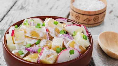 Salată de cartofi cu ridichi, o variantă simplă și de sezon pentru mese rapide / Poate fi îmbogățită cu verdețuri sau un dressing simplu pe bază de iaurt sau muștar