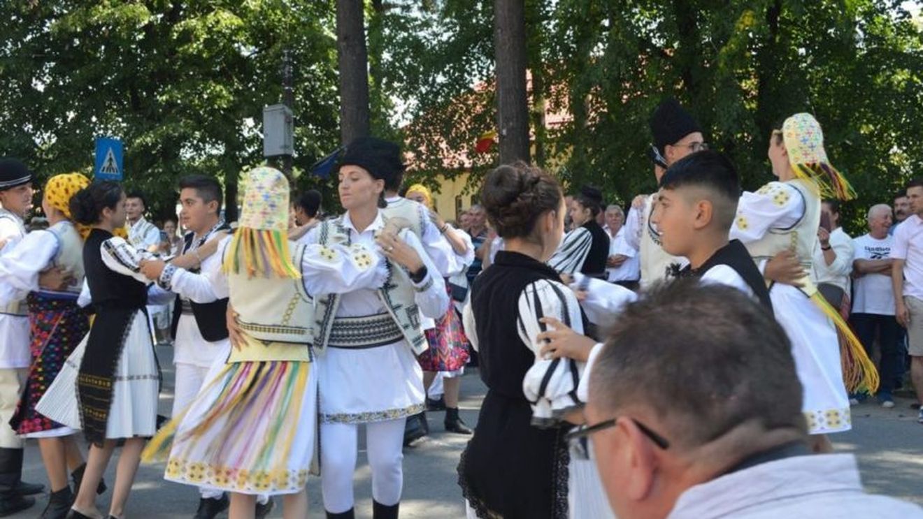 Târg de seminţe şi produse tradiţionale la Tismana / 800 de porţii de păstrăv pregătite pentru participanţi