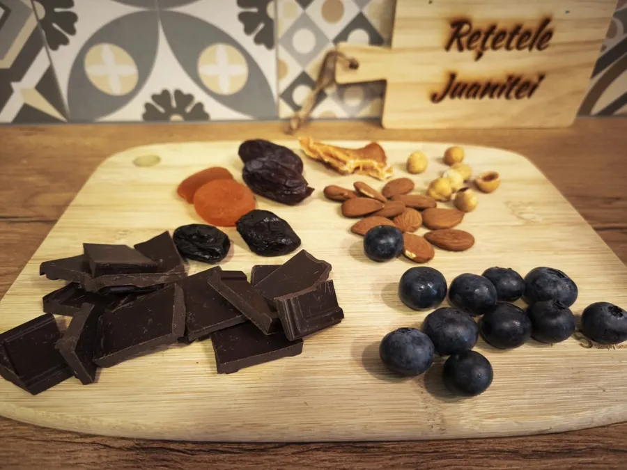 bomboanele sunt cu ciocolata neagra fructe sau nuci