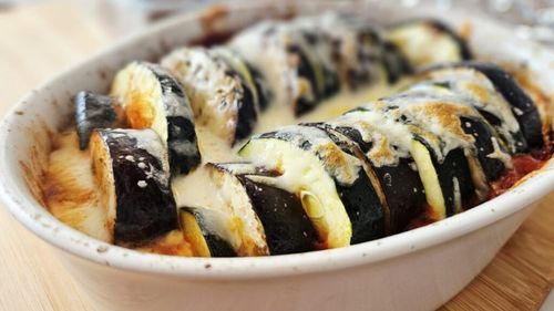 FOTO | Ratatouille la cuptor, cu un twist gustos: presărat cu cașcaval în ultimele minute / Poate fi servit atât ca garnitură, dar merge excelent și ca preparat de sine stătător, alături de o salată 