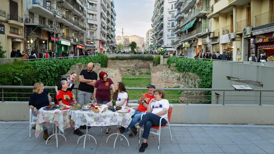 Sufragerie organizată pe o stradă din Salonic