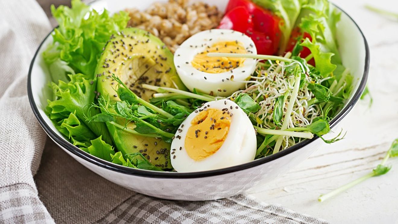 Mic dejun rapid și gustos pentru ultima zi a anului 2025: Bol cald cu ou, avocado și pâine crocantă / Este o combinație care aduce proteine, grăsimi bune și carbohidrați, fără a îngreuna digestia