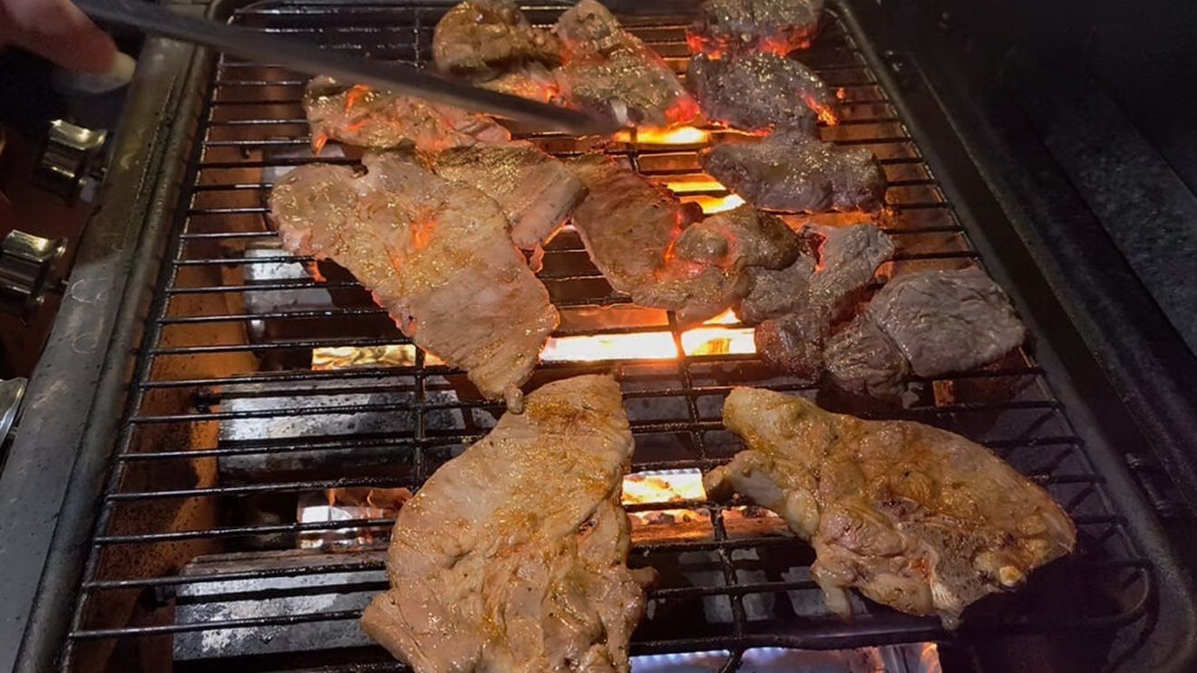 VIDEO | Cum pregătim carnea de pui, porc și vită pentru grătar: tăiere, marinare, condimente, timp de păstrare înainte de gătire