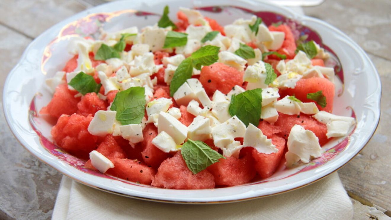 Salata de pepene roșu cu brânză feta: Rețeta răcoritoare a verii, are îmbină perfect gusturile mediteraneene / E gata în doar 5 minute