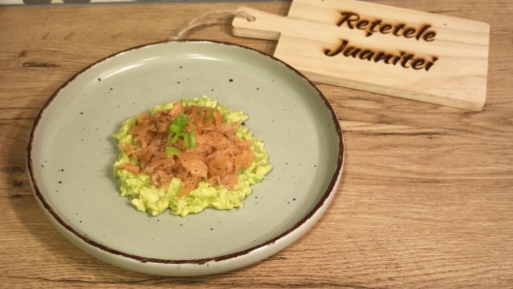 Vrei un mic dejun mai fancy în weekend? Prepară un tartar de somon cu mousse de avocado și pune-l pe o felie de pâine prăjită de casă