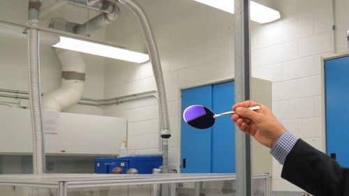 Un material nou transformă lumina soarelui în căldură și ajută la curățarea apei