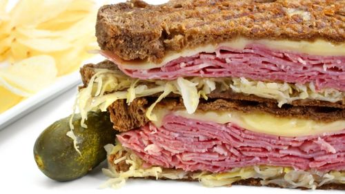 „Pastrami”, unul dintre puținele cuvinte englezești care vine de la pastramă. Ambasada României în SUA popularizează această legătură etimologică
