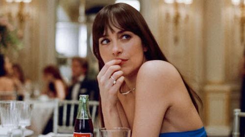 VIDEO Coca-Cola cu bere | De unde vine combinația ciudată pe care o bea Dakota Johnson în „Materialists”