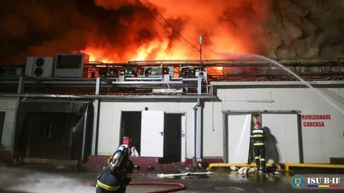 Incendiul de la depozitul Antrefrig a fost stins / Focul a pornit de marți seară și s-a extins pe mai mult de 7.000 de metri pătrați