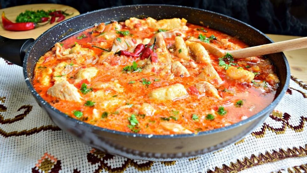 Papricaș de pui, preparat la multicooker sau pe aragaz/Rețeta ungurească poate fi adaptată la noi metode de gătire