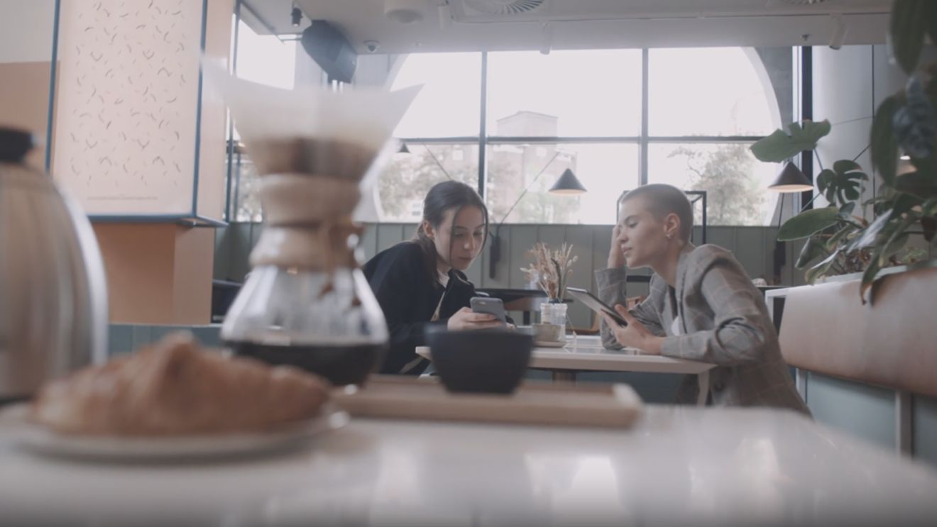 De ce tot mai mulți oameni comandă, în cafenelele de specialitate, V60 - metoda japoneză de preparare manuală / Barista: Cafeaua filtrată devine noul ritual urban