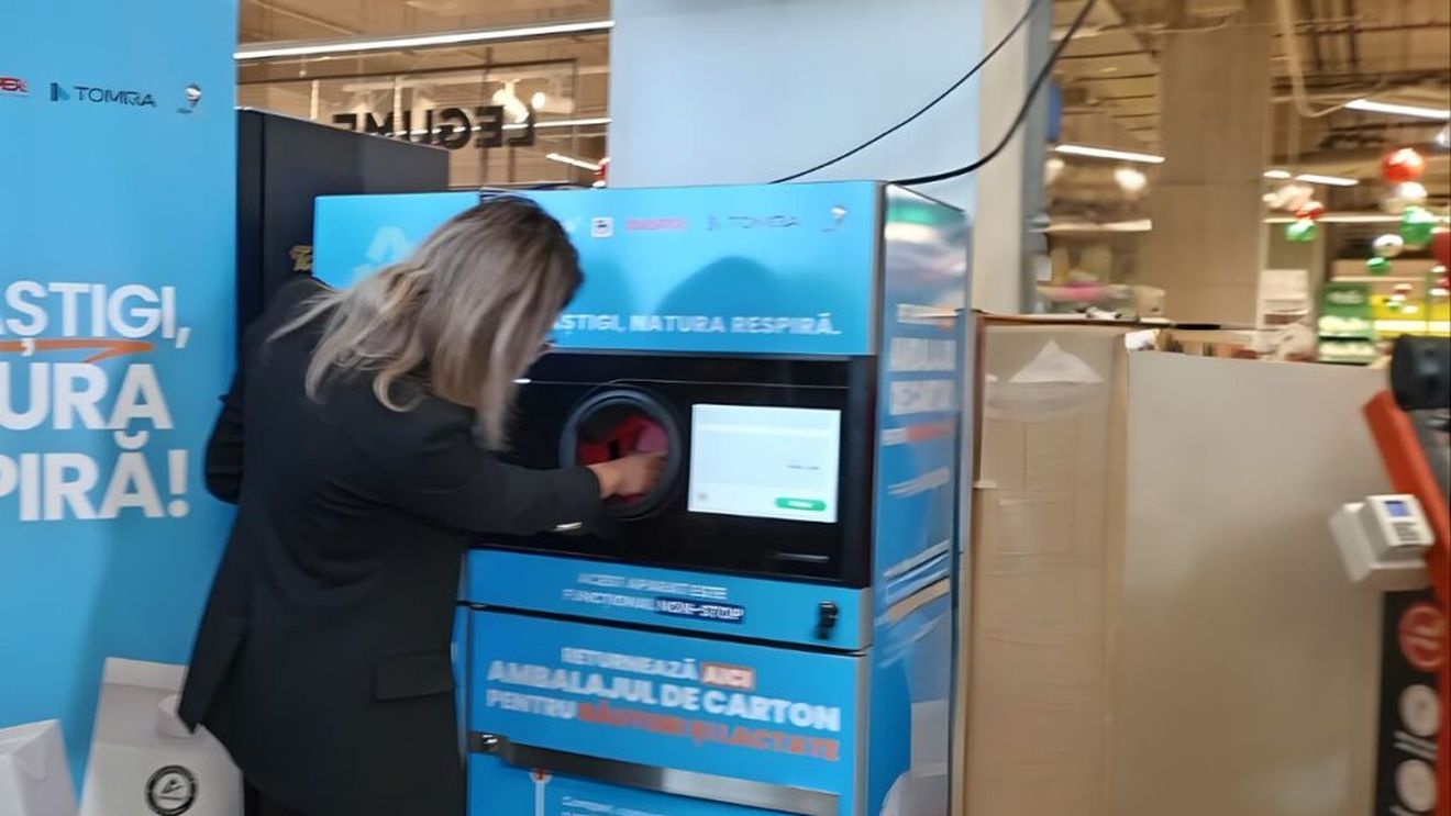 Ministrul Diana Buzoianu a inaugurat primul aparat de colectare a ambalajelor de carton, lansat în București / Spre emoțiile companiilor prezente, ministrul a eșuat la prima încercare / „Trebuie să nu băgați mâna așa mult”, i s-a suflat din public