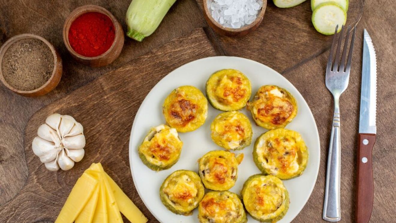 Dovlecei cu brânză și miere picantă, rețetă rapidă și ideală pentru vară/ Acest preparat este ușor, hrănitor și plin de nutrienți, potrivit nutriționiștilor