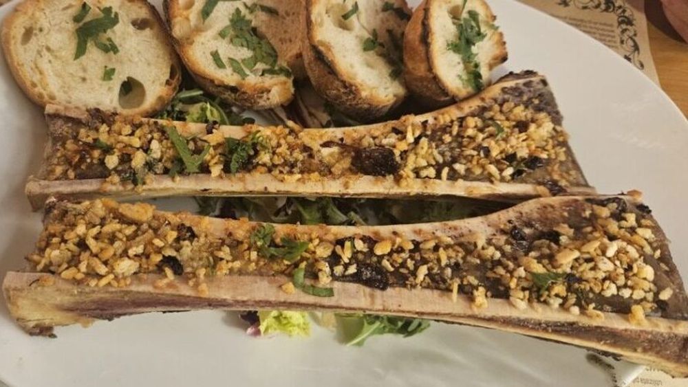 Rețetă gourmet: Măduvă de vită la cuptor / Un preparat simplu, dar spectaculos, gata în doar 20 de minute