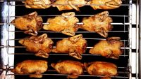 Omenirea mănâncă tot mai multă carne, dar costul pentru climă crește / Consumul de pui aproape s-a dublat în ultimii 60 de ani
