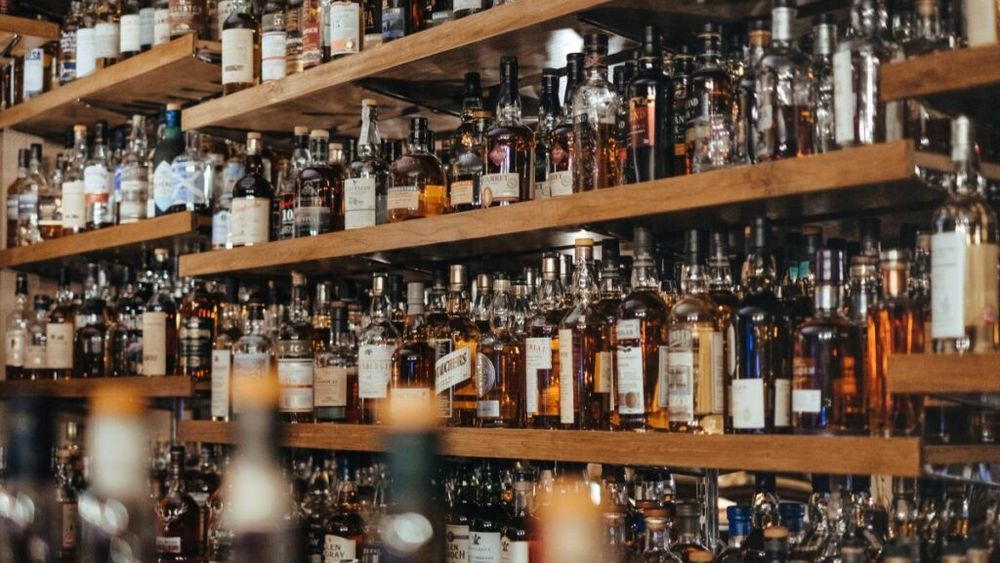 Tarife vamale, boicoturi şi schimbări ale obiceiurilor de consum: provocările cu care se confruntă producătorii internaționali de băuturi spirtoase