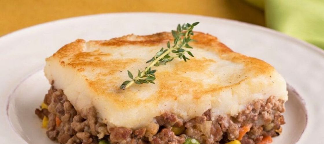 Rețetele Juanitei | Shephard’s pie/Plăcinta ciobanului cu resturile de drob de la Paște/ Rețeta celebrului chef Gordon Ramsay, reinterpretată pentru a combate risipa alimentară