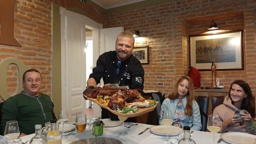 FOTO | O insulă armenească în inima Ținutului Secuiesc. Chef Andras Szigmond explică diferența dintre grill și barbeque și dezvăluie secretul supei armenești din Gheorghieni
