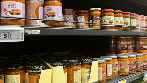 ANALIZĂ Raionul de zacuscă / Ce tipuri de borcane cu zacuscă găsim pe piață? / Poți cumpăra zacuscă de fasole Râureni cu -26% reducere până mâine, 1 octombrie, și zacuscă de ciuperci la -33% reducere