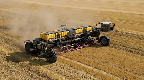 VIDEO Nexat, un utilaj agricol modular, autonom și foarte puternic, folosit la o fermă din Arad și în alte două locuri / Poate face aproape toate lucrările agricole