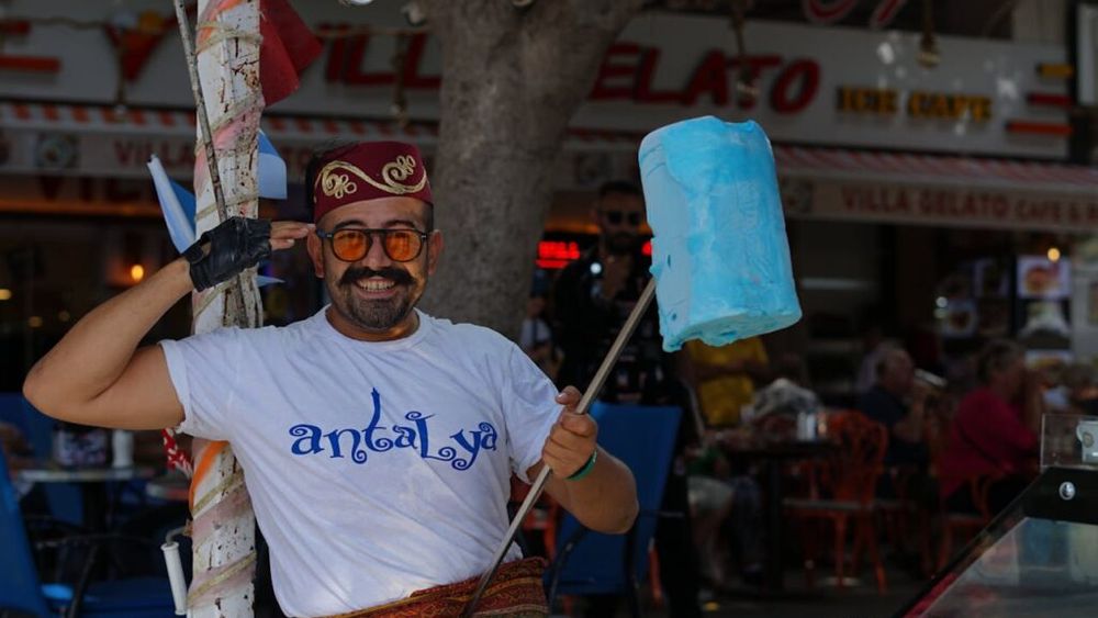 Dondurma, înghețata turcească care se mănâncă cu cuțit și furculiță, făcută din doar trei ingrediente: Nu o topește soarele, ci vântul