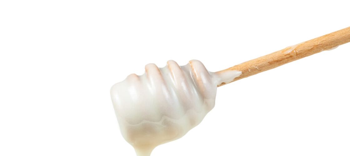 Ce este mierea albă / Se obține din „iarba sfântă” care crește la 2.000 de metri altitudine / FAO o recunoaște ca produs local / Ce beneficii are și cum se deosebește de mierea obișnuită