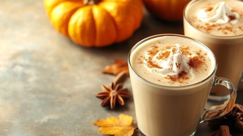 Pumpkin spice, mixul de arome din bucătăria domestică americană pe care lanțul Starbucks l-a făcut sinonim cu toamna. Din ce este alcătuit amestecul și cum poți prepara cu el un pumpkin spice latte