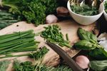 8 ierburi mediteraneene esențiale: cu ce le mănânci și de ce știința zice că ar trebui să fie și în bucătăria ta / Bonus: Salată mediteraneană de linte, gata în 20 de minute
