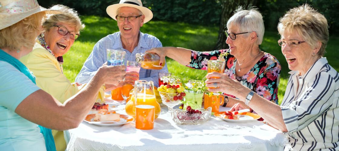 Dieta oamenilor care trăiesc până la 100 de ani / Cele 6 obiceiuri pe care mulți centenari le urmează săptămânal