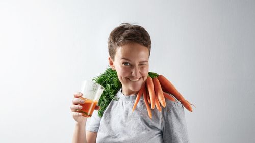 Morcovii nu îți oferă vedere de noapte, iar doi litri de apă nu sunt o regulă pentru toată lumea / Mituri alimentare demontate de specialiști