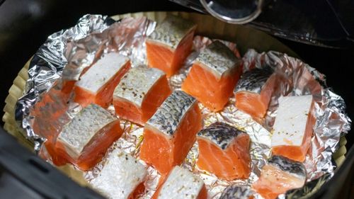 Ce se întâmplă dacă pui folie de aluminiu în air fryer / Spre deosebire de cuptorul cu microunde, acest aparat nu va lua foc / Dar ar trebui să o folosești?