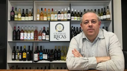 Crama lui din România face 70 de milioane de euro pe an, dar trăiește ca și cum ar fi aproape de ruina financiară: Drumul unui englez de la o podgorie delapidată la cea mai mare fabrică de vinuri din Europa de Est / Ascensiunea lui Philip Cox