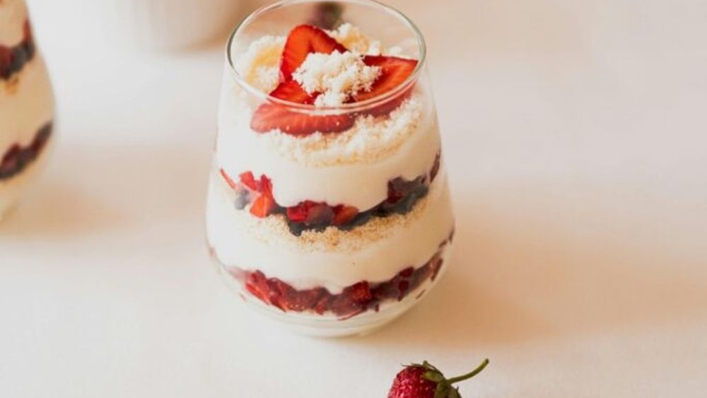 Cum să pregătești un mic dejun perfect cu iaurt, căpșuni, ovăz și cacao/ Primul pas este să coci biscuiți de casă