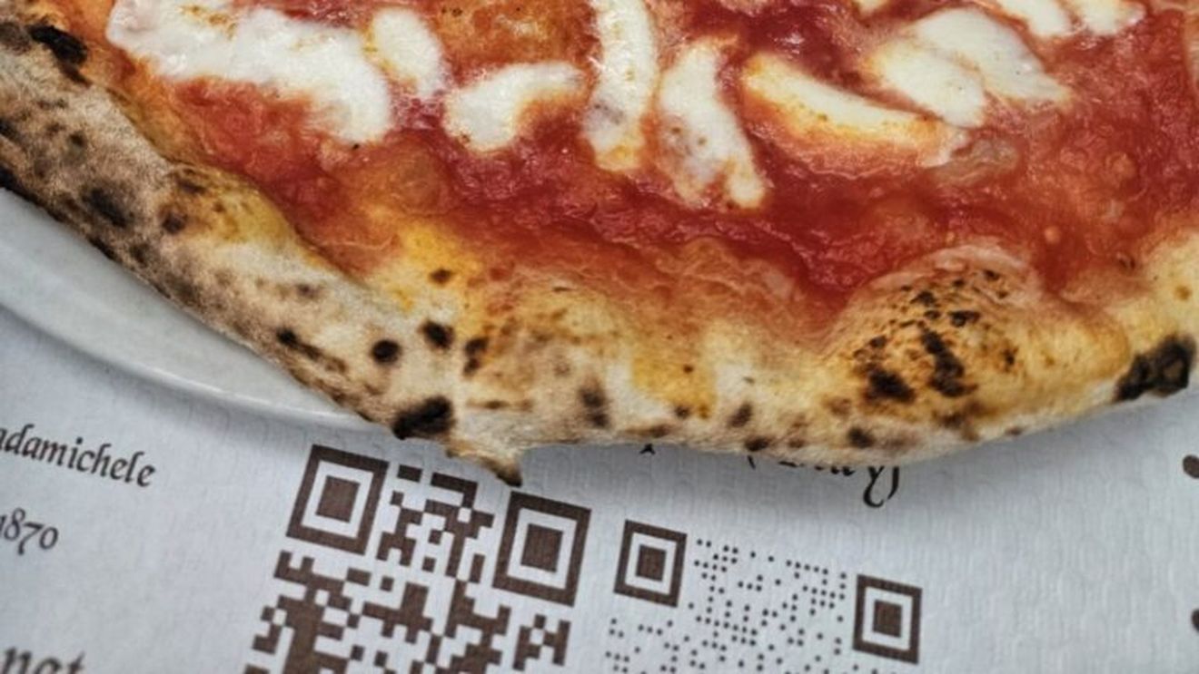 „Antica Pizzeria da Michele”: Cum a ajuns acest restaurant să fie „templul” pizzei din Napoli și cum reușește să reziste de peste 150 de ani / Aici se vând doar patru sortimente de pizza / Este locul unde Julia Roberts a mâncat o pizza în filmul „Eat Pray Love”