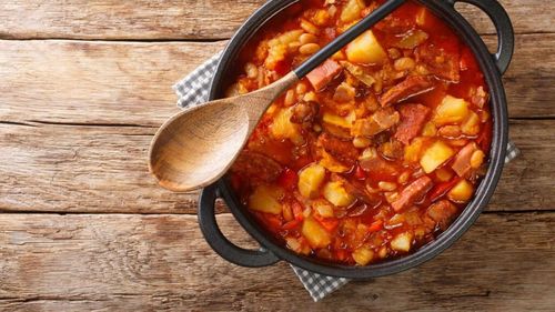 Zastoch: o supă de la Triest, la granița dintre Italia și Slovenia, care trebuie neapărat încercată când vine frigul. Conține cartofi, fasole și dovleac și arată mai mult ca o mâncare scăzută