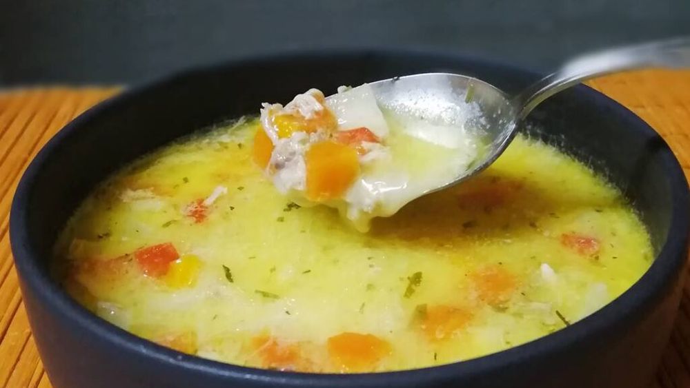 Rețetele Juanitei | Ciorbă rădăuțeană de pui - varianta dietetică/ De primăvară, cu usturoi verde și iaurt în loc de smântână