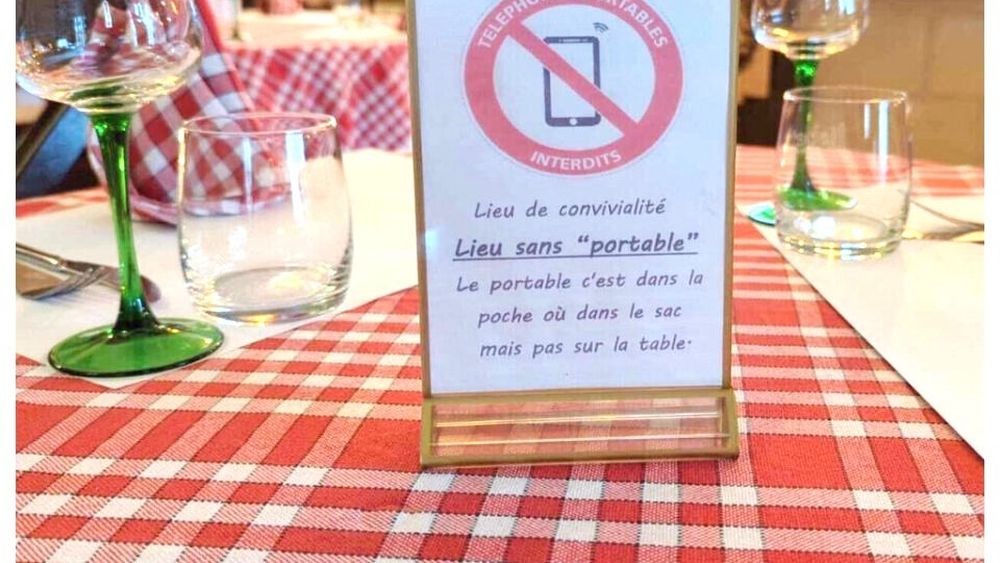 Un mic restaurant din Alsacia și-a sporit clientela după ce a interzis telefoanele la masă. „Oamenii discută între ei și se nasc noi prietenii”
