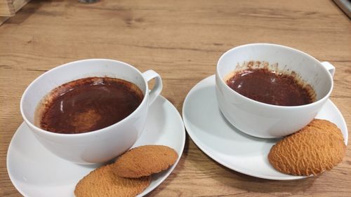 Cafeaua tiramisu, inspirată de prăjitura cu același nume, vine cu arome de cacao și textură cremoasă/ O cafea de weekend mai bună ca la Starbucks (VIDEO)