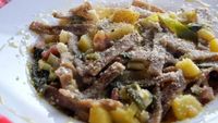 Pastele de vineri seară. Pizzoccheri sau paste din făină de hrișcă, servite cu cartofi, varză și brânzeturi. Au devenit mâncarea preferată la Olimpiada Milano-Cortina