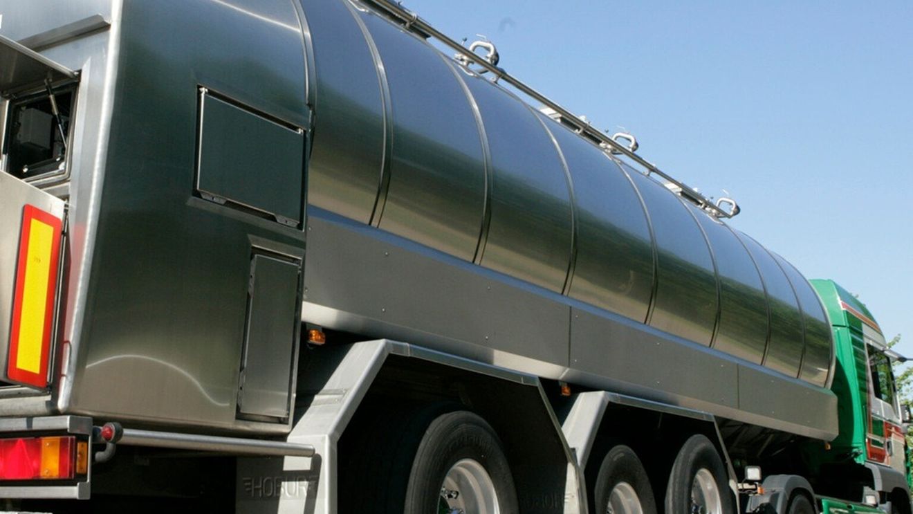 Un tir încărcat cu lactate și alte produse alimentare s-a răsturnat pe DN 5, în județul Giurgiu /  Șoferul grec a fost rănit